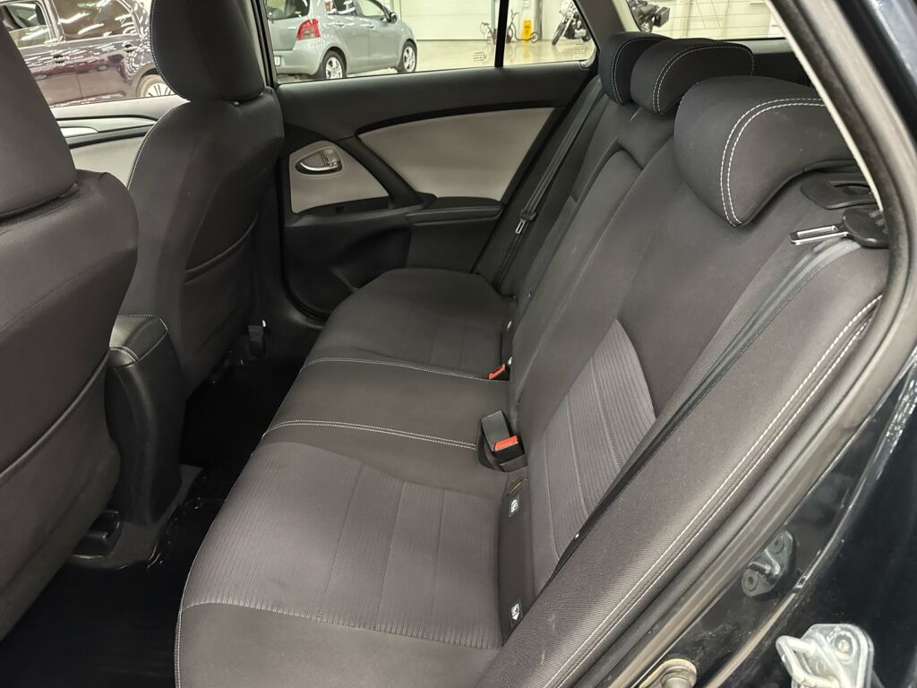 Toyota Avensis 2015 Harmaa