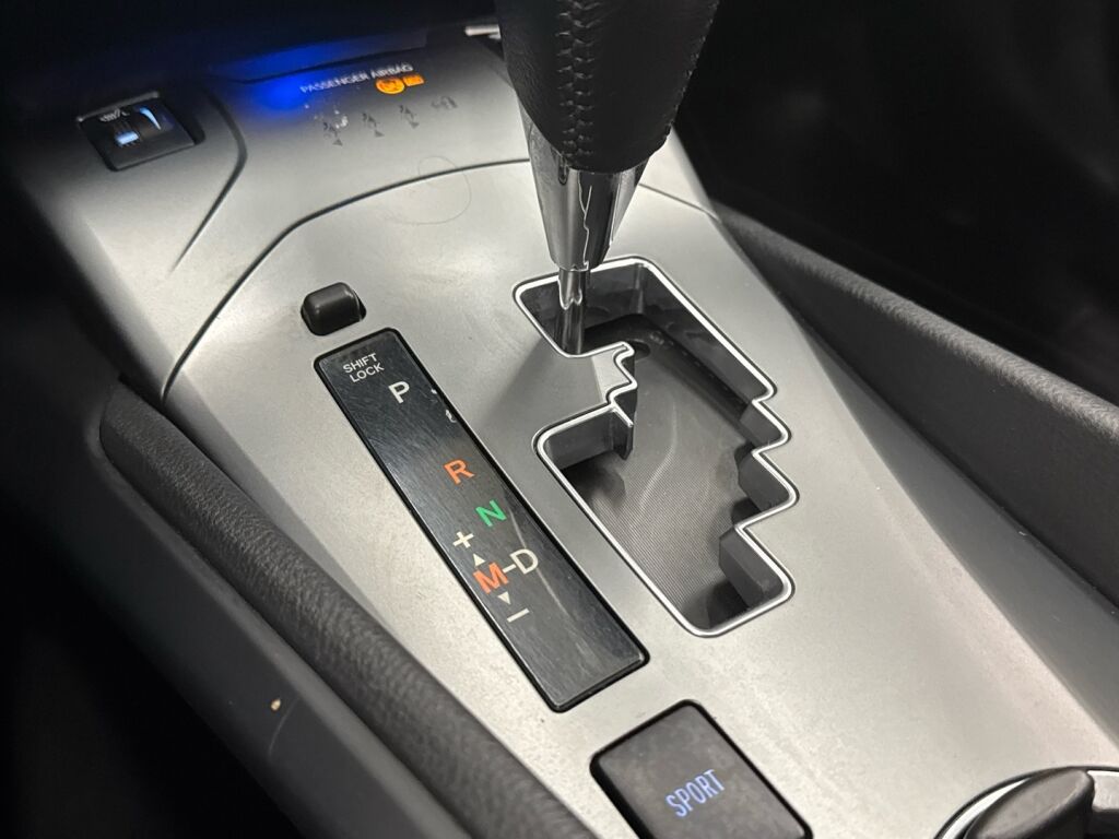 Toyota Avensis 2015 Harmaa