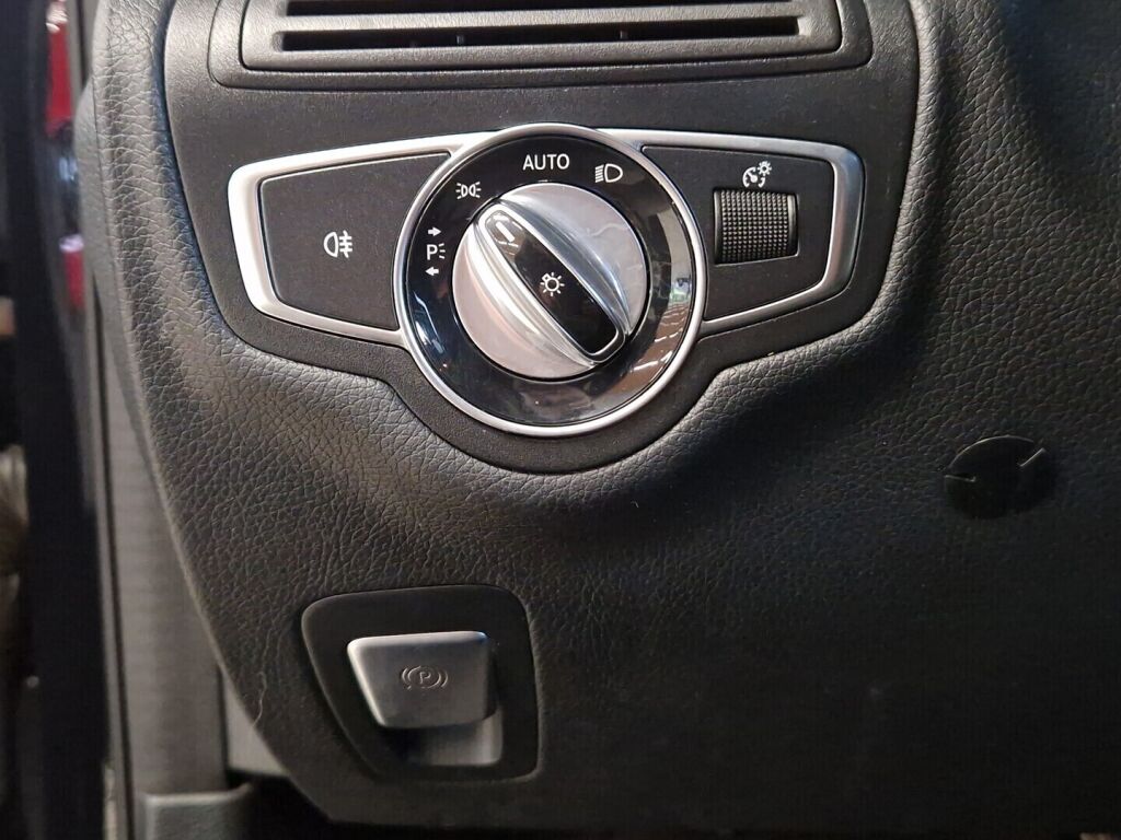 Mercedes-Benz C 2016 Musta