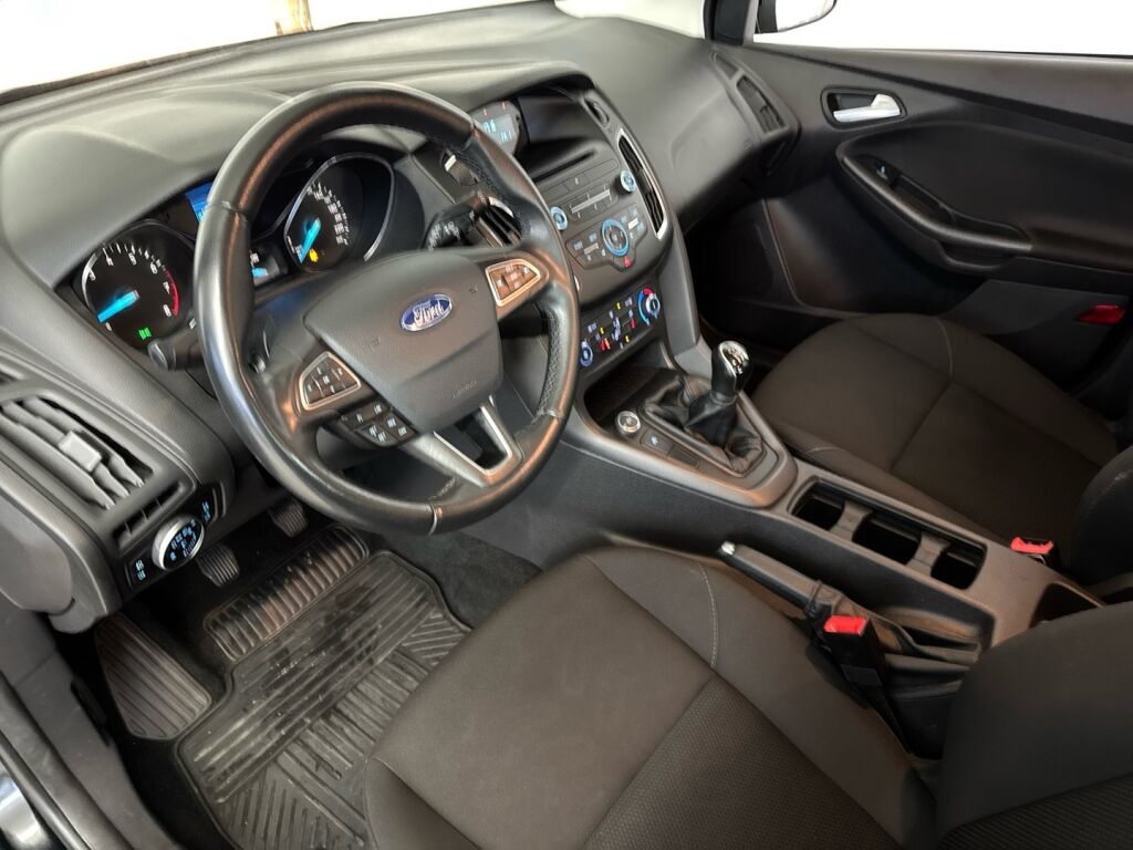 Ford Focus 2016 Musta