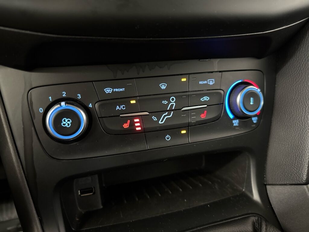 Ford Focus 2016 Musta