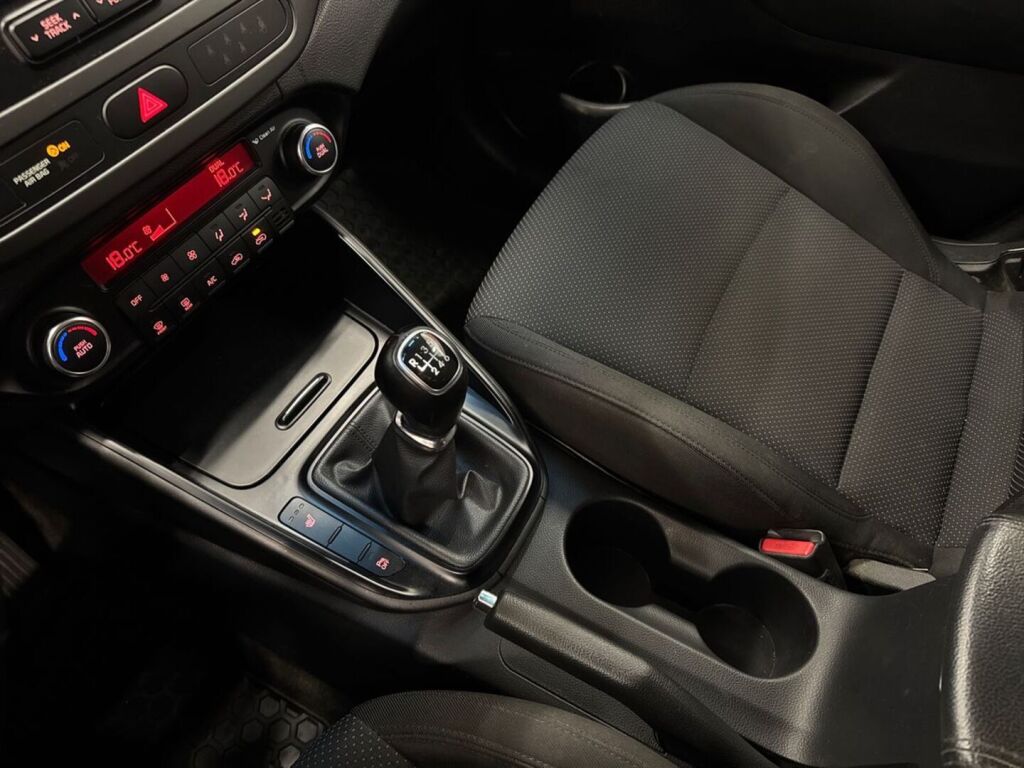 Kia Carens 2015 Valkoinen