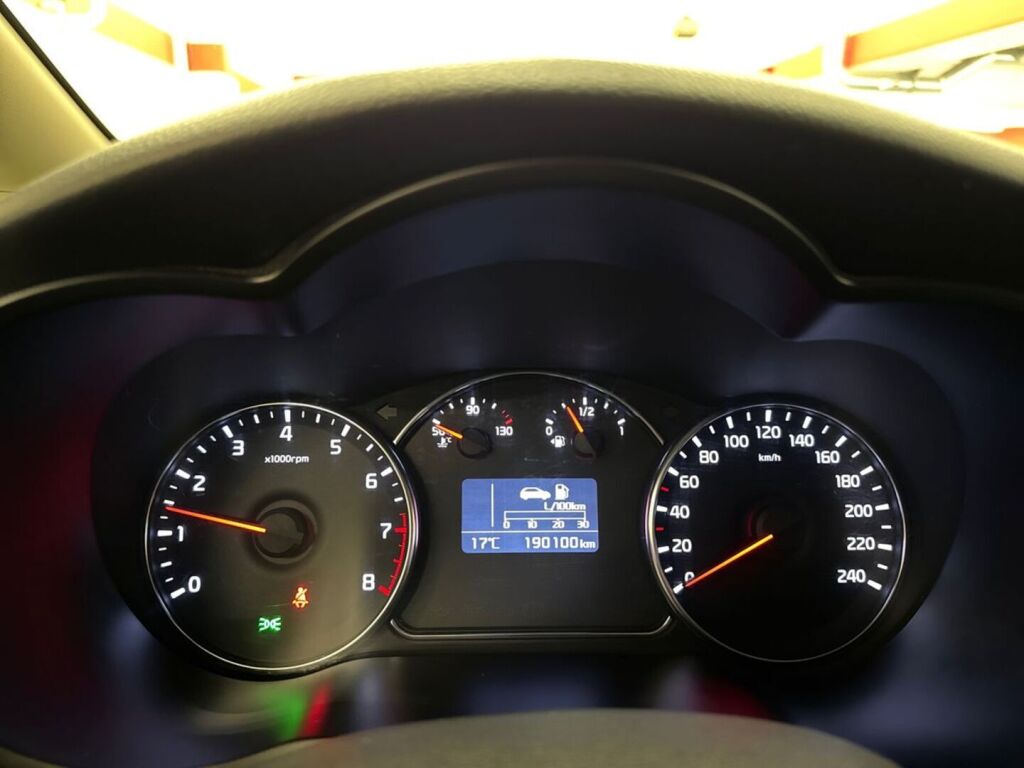Kia Carens 2015 Valkoinen