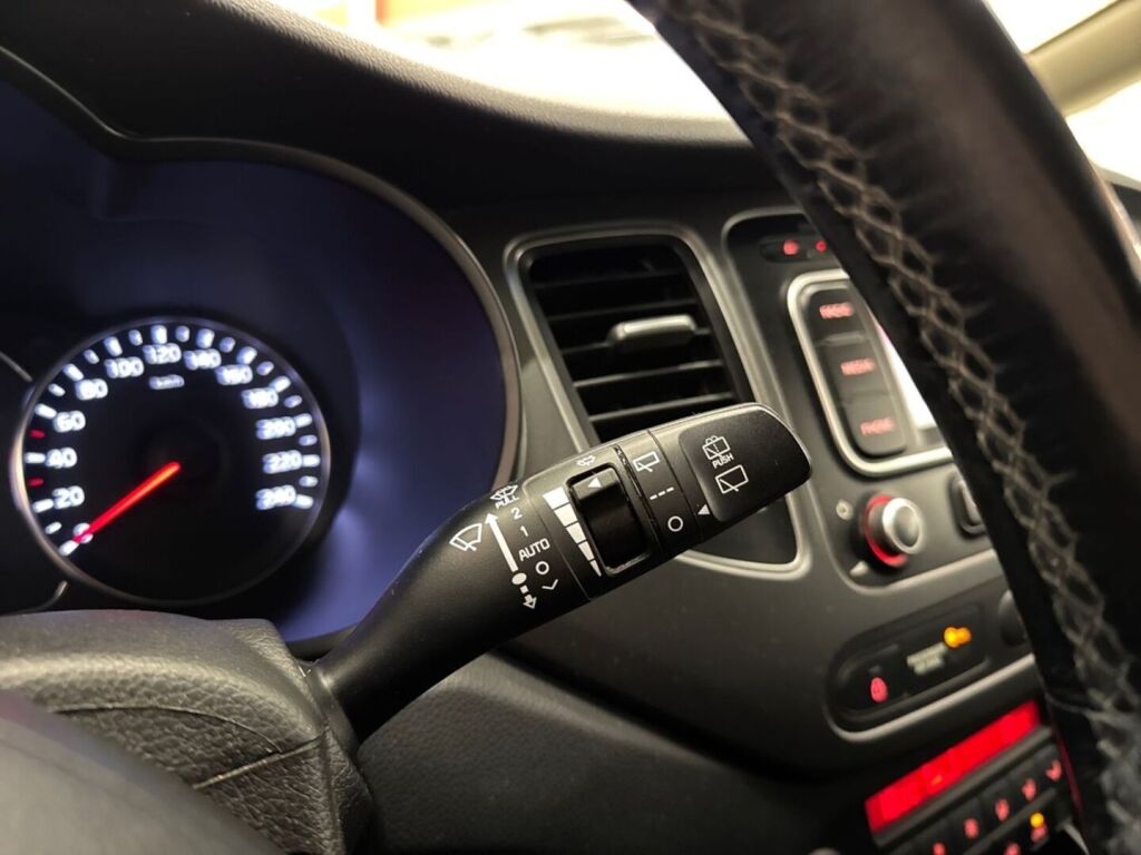 Kia Carens 2015 Valkoinen