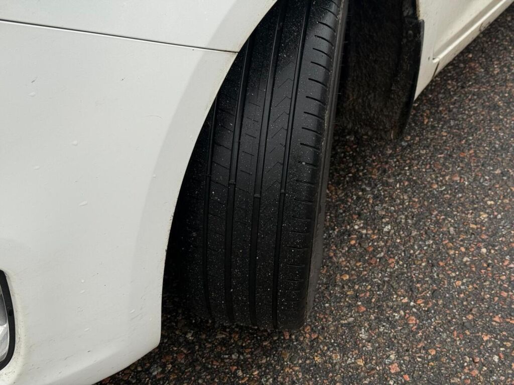 Kia Carens 2015 Valkoinen