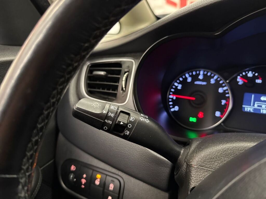 Kia Carens 2015 Valkoinen