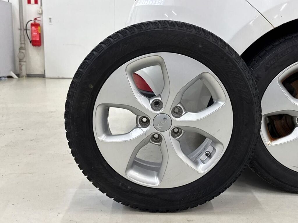 Kia Carens 2015 Valkoinen