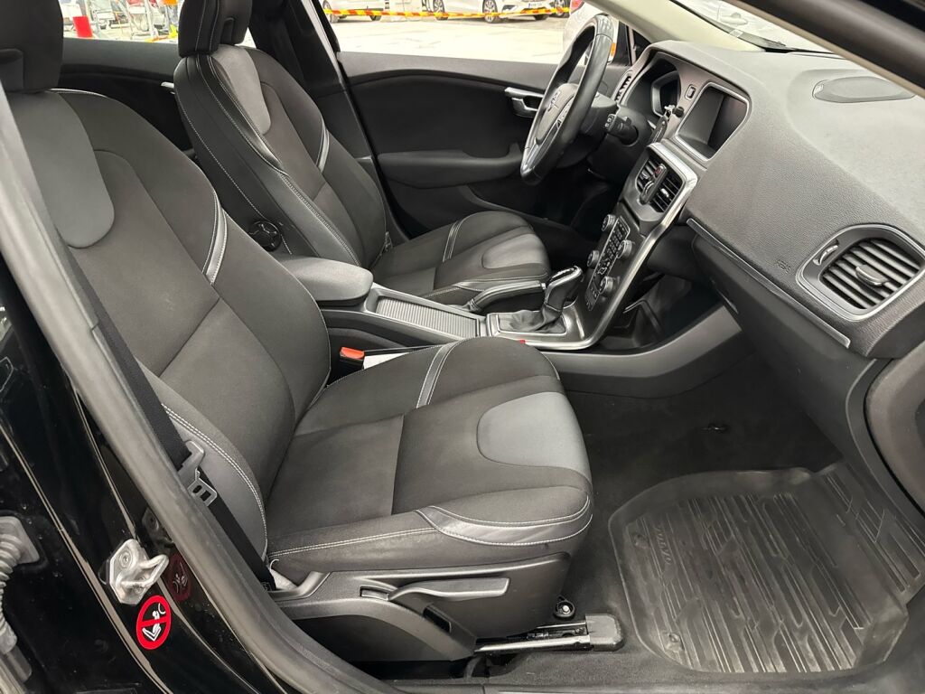 Volvo V40 2015 Musta