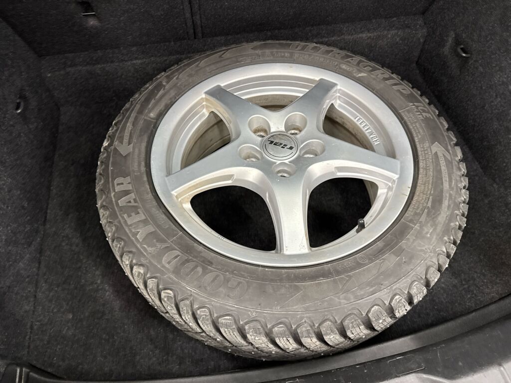 Volvo V40 2015 Musta