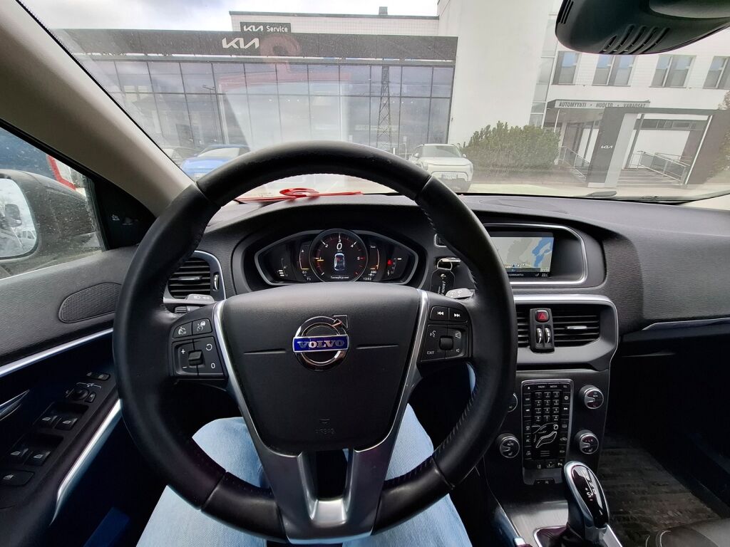 Volvo V40 2015 Musta