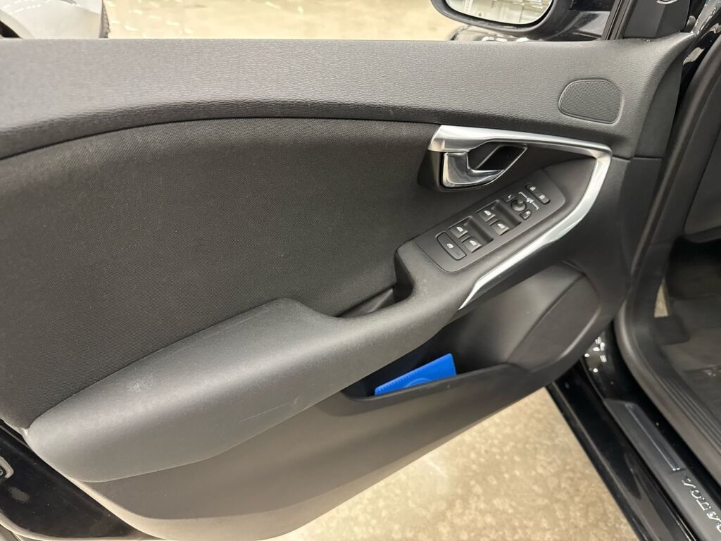 Volvo V40 2015 Musta