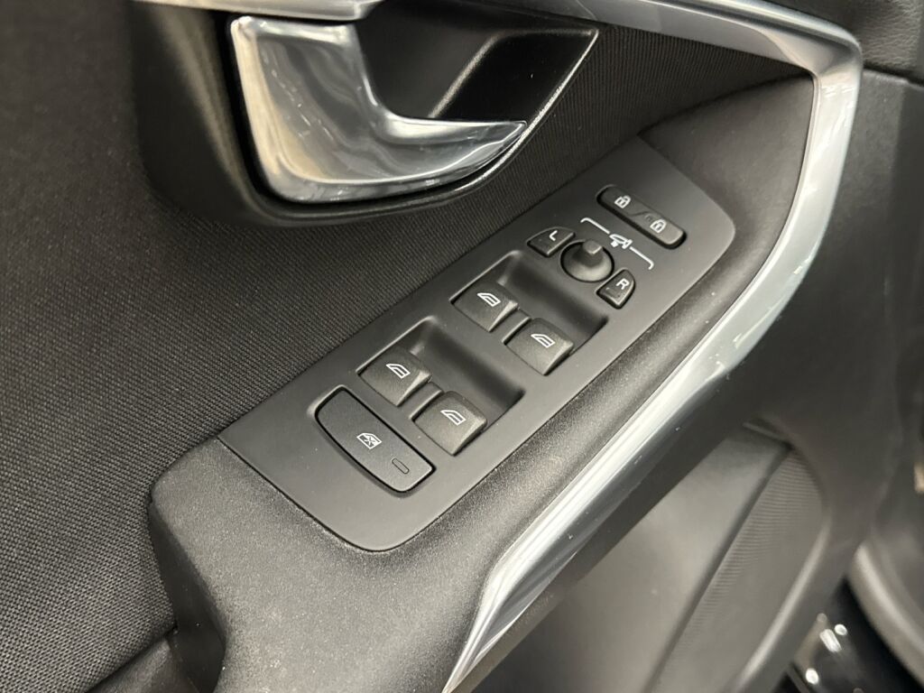 Volvo V40 2015 Musta