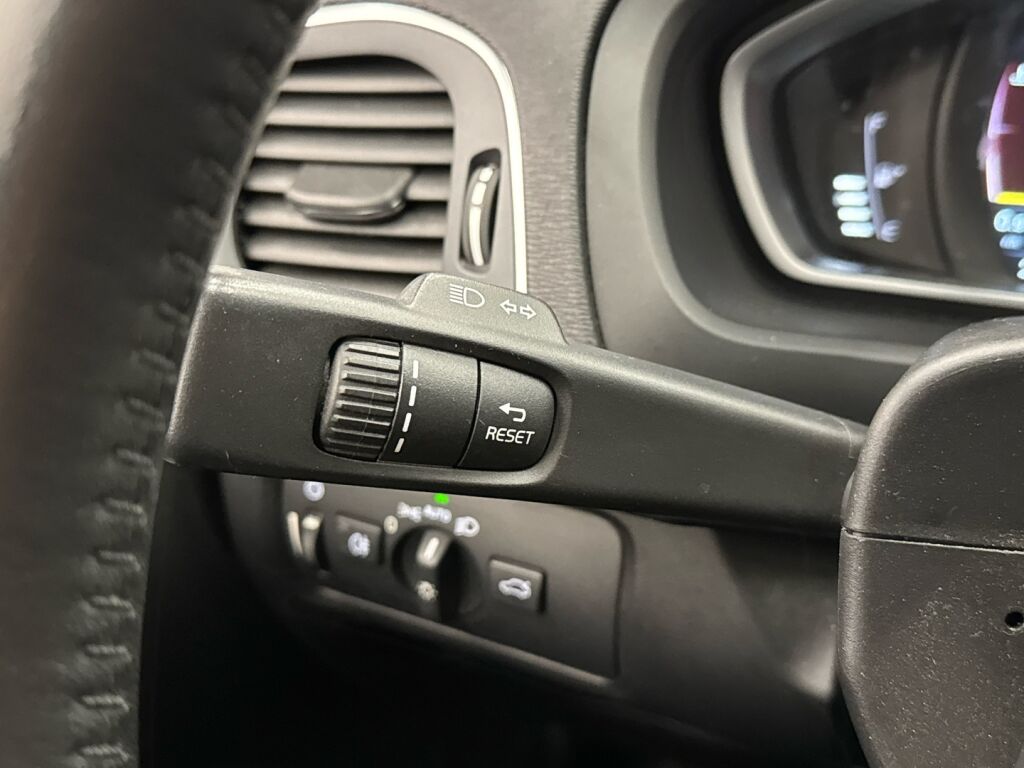 Volvo V40 2015 Musta