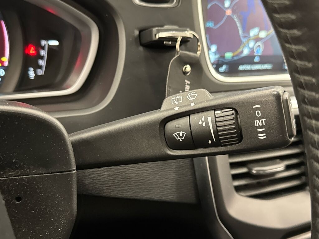 Volvo V40 2015 Musta