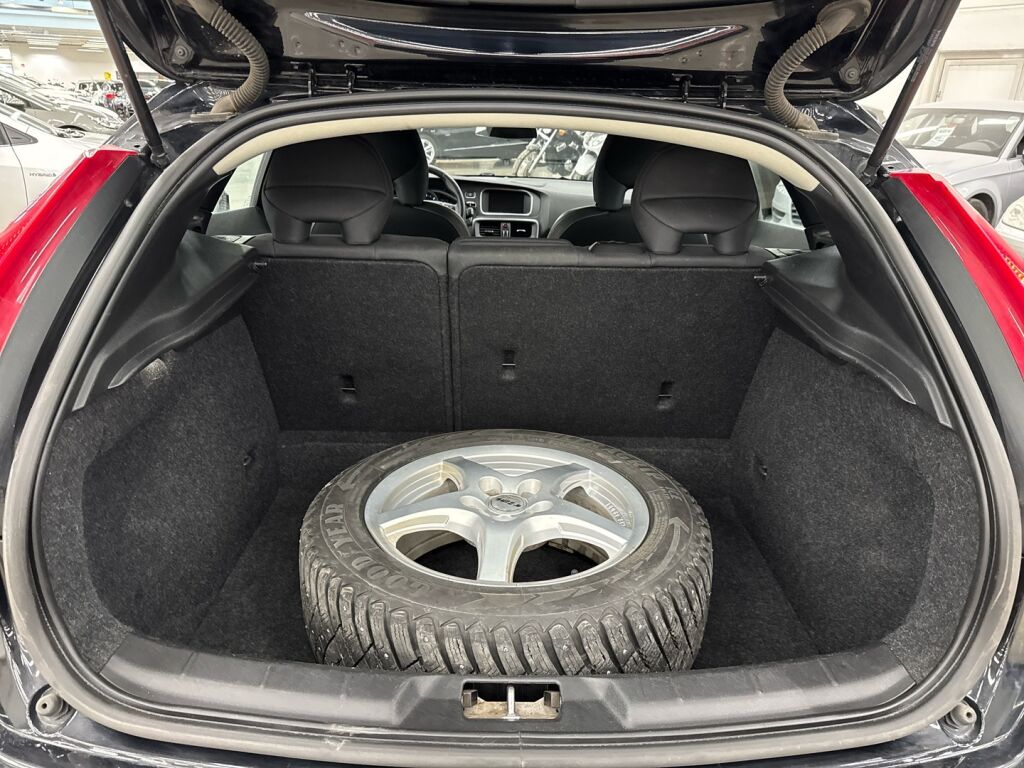 Volvo V40 2015 Musta