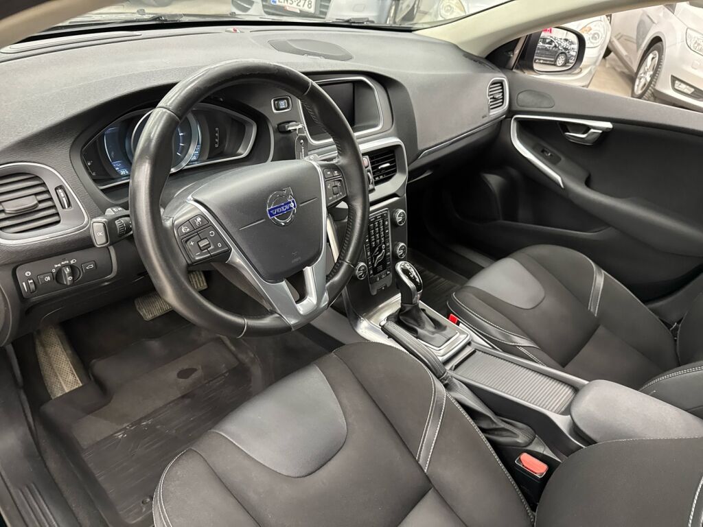 Volvo V40 2015 Musta