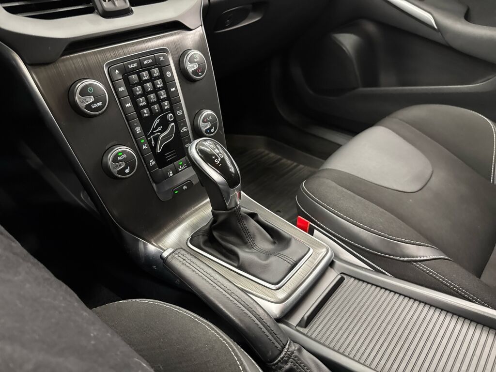 Volvo V40 2015 Musta