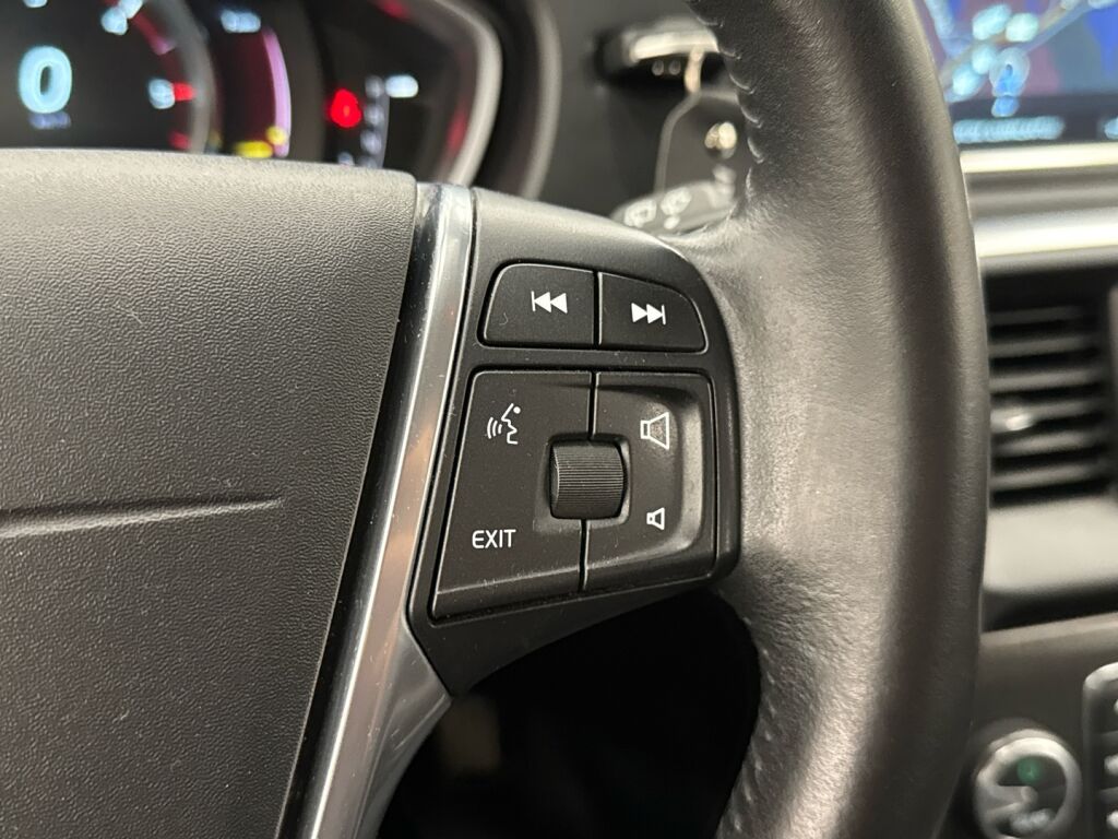 Volvo V40 2015 Musta