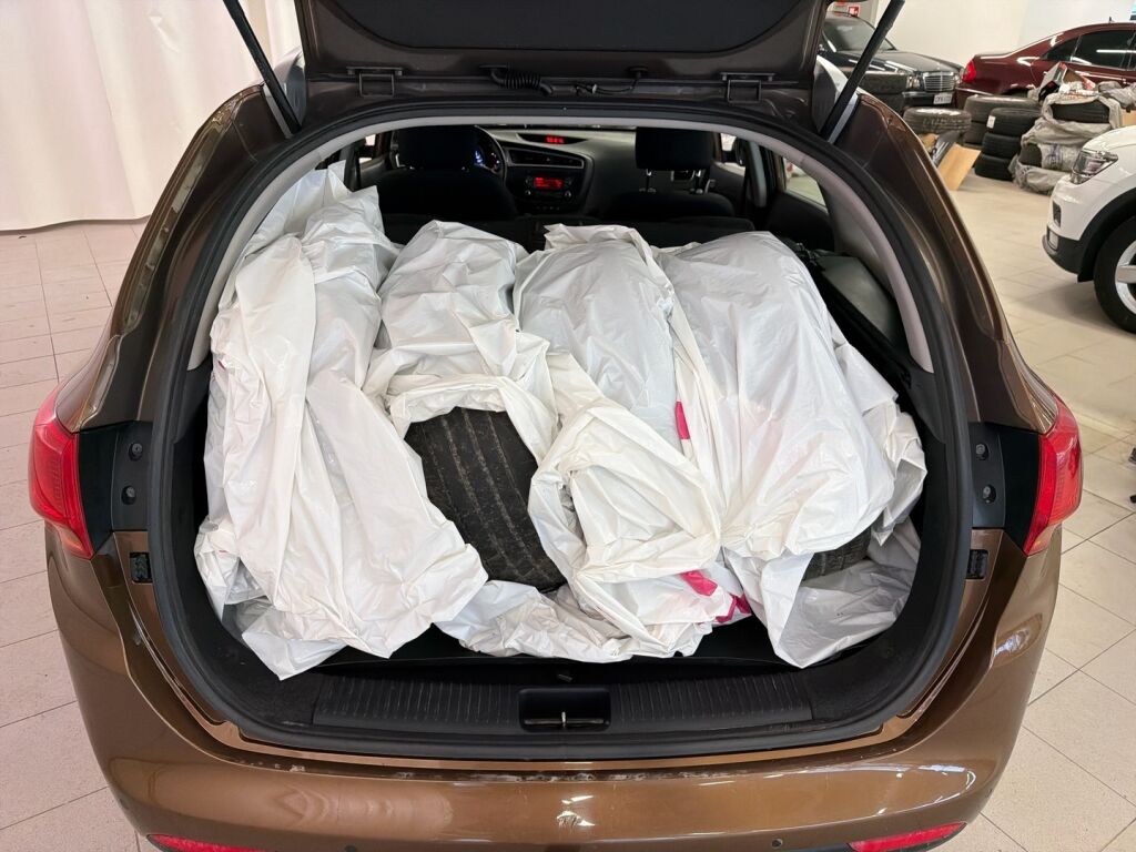 Kia Ceed 2016 Ruskea (beige)