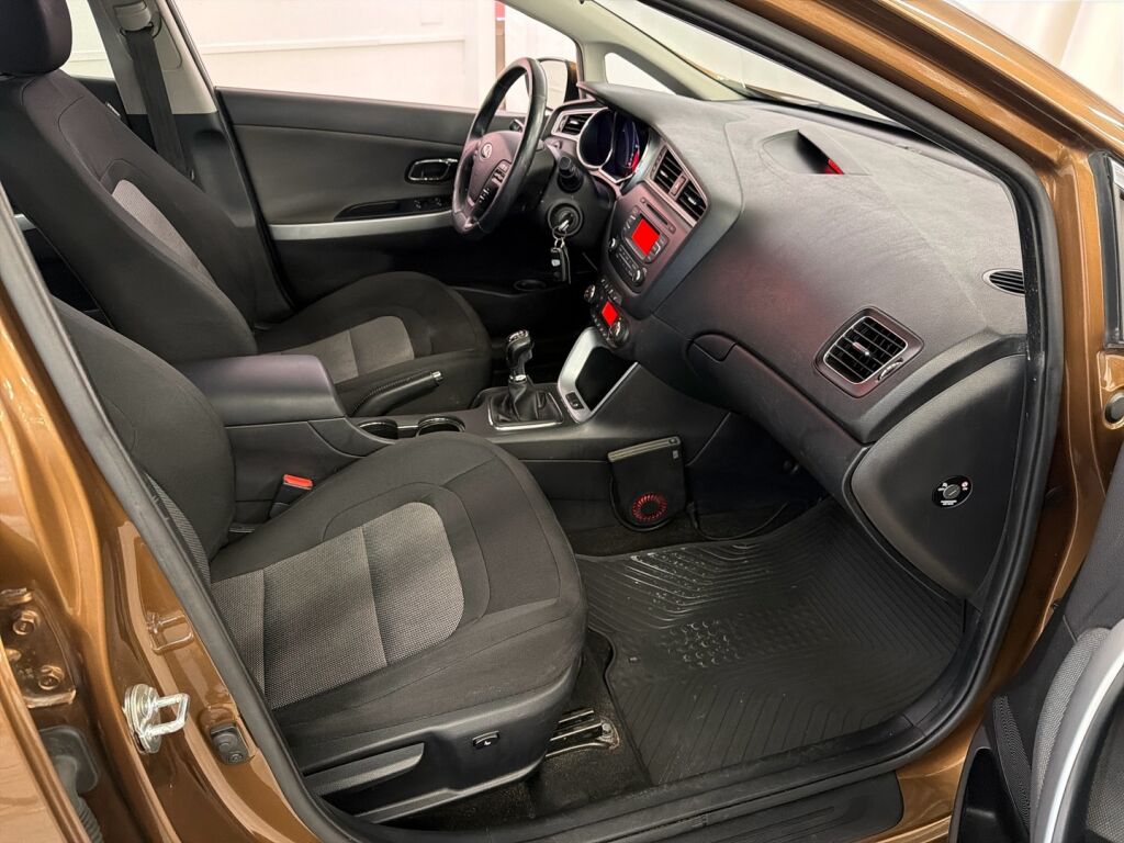 Kia Ceed 2016 Ruskea (beige)