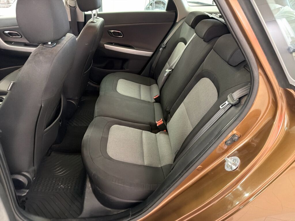 Kia Ceed 2016 Ruskea (beige)