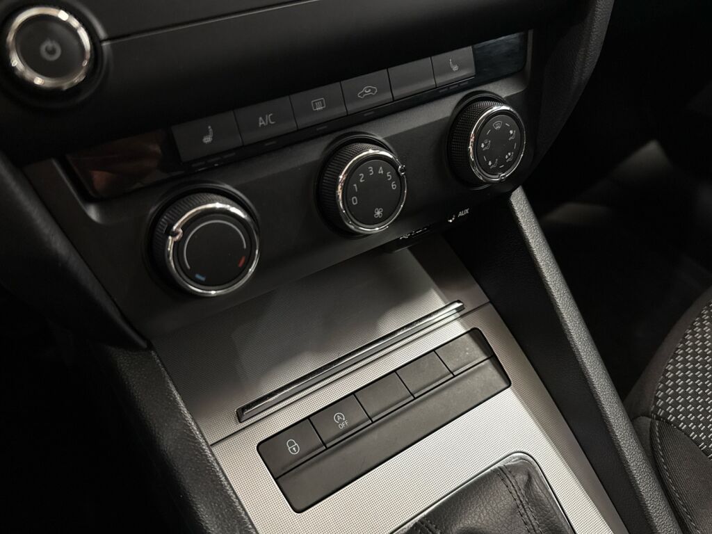 Skoda Octavia 2016 Musta