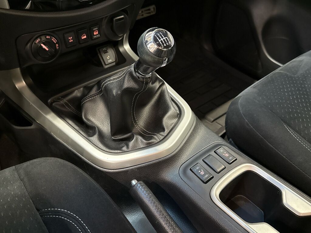 Nissan Navara 2016 Sininen