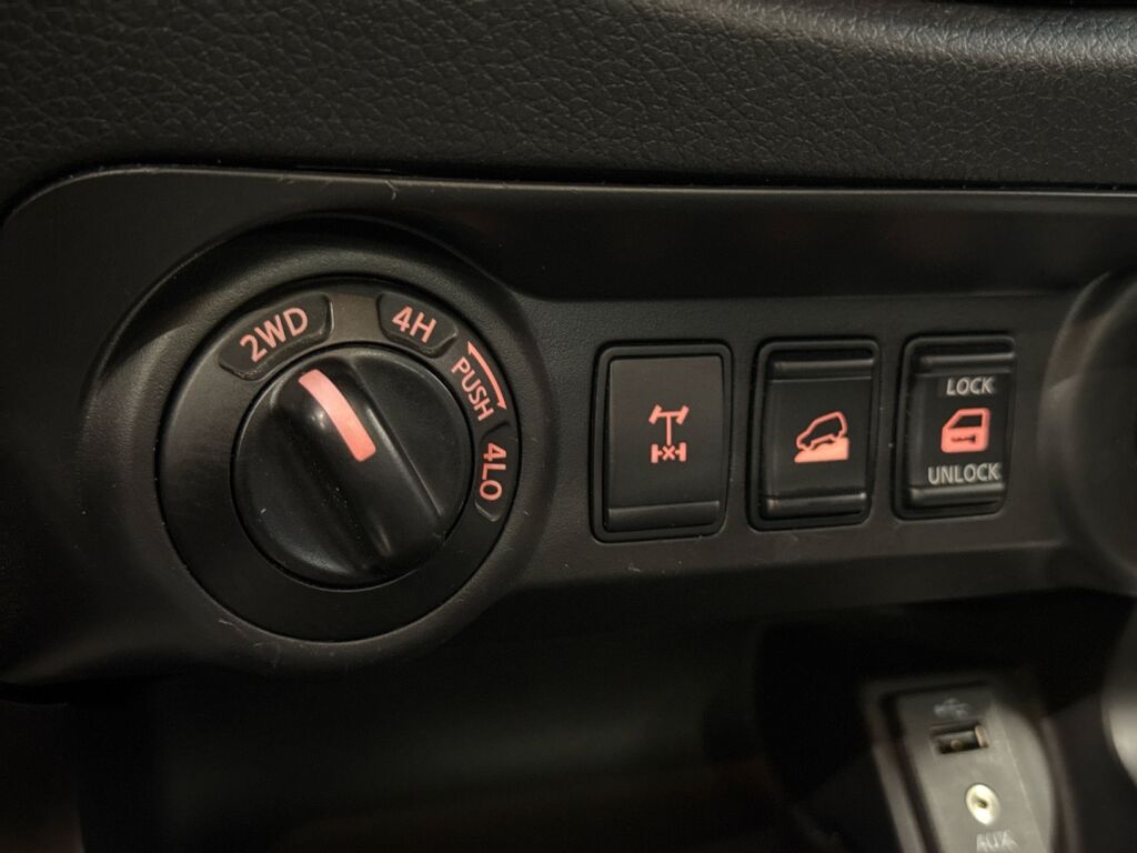 Nissan Navara 2016 Sininen