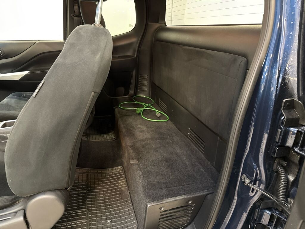 Nissan Navara 2016 Sininen