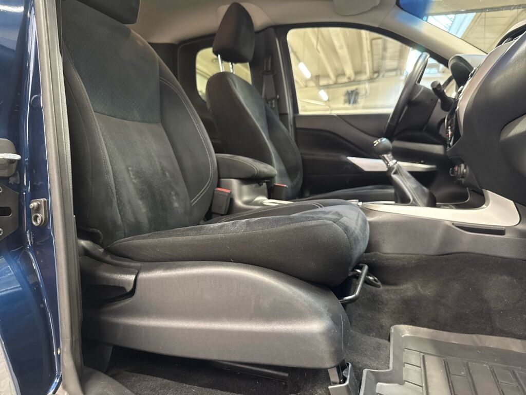 Nissan Navara 2016 Sininen