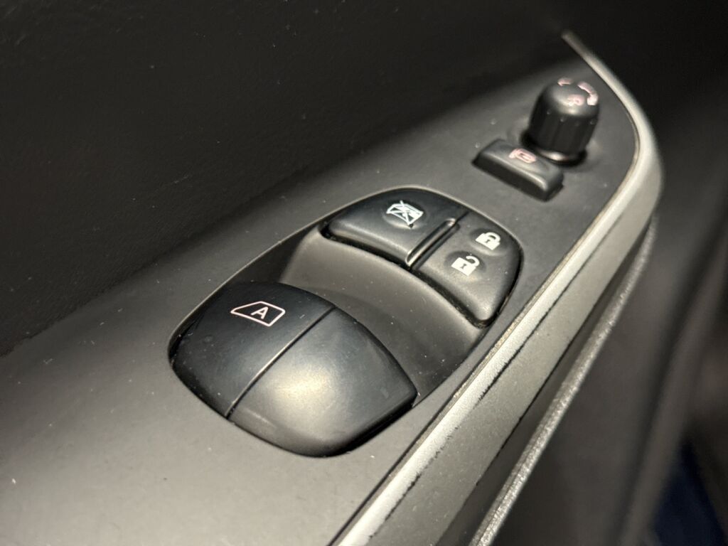 Nissan Navara 2016 Sininen