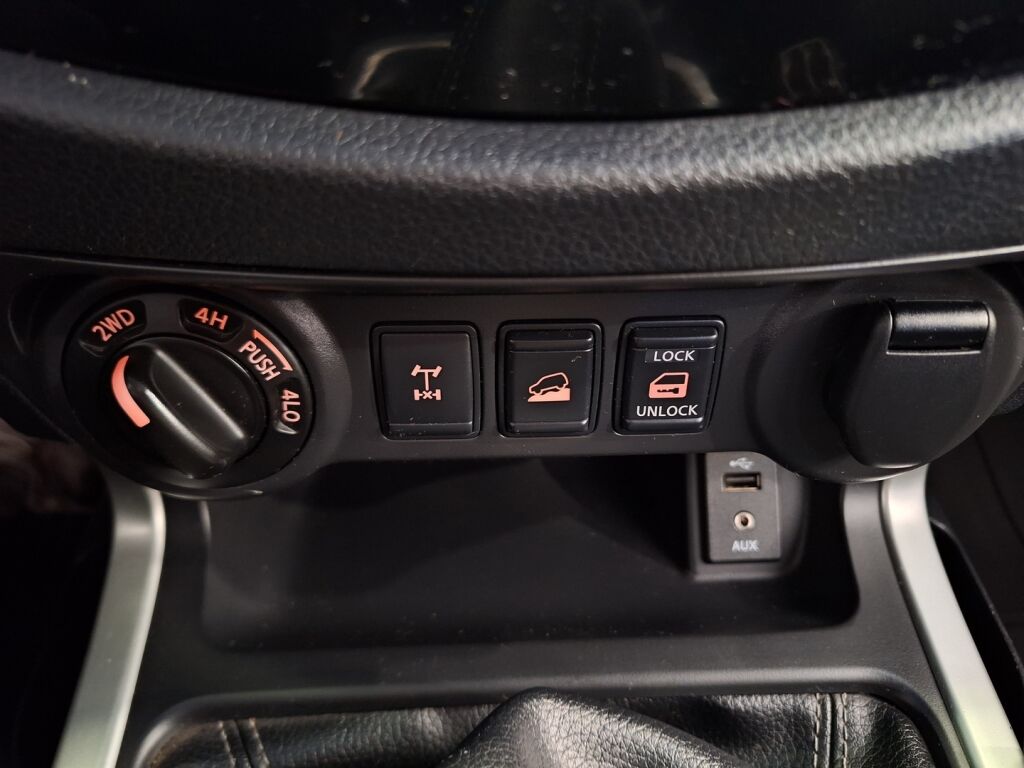 Nissan Navara 2016 Harmaa