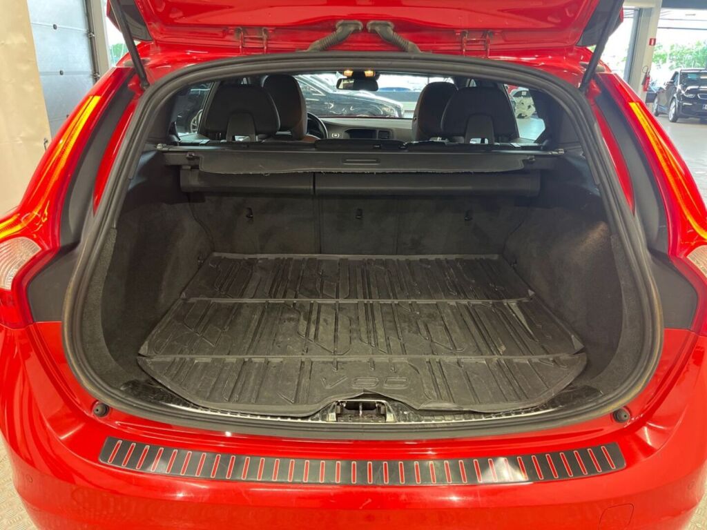 Volvo V60 2014 Punainen