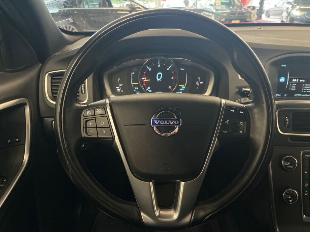 Volvo V60 2014 Punainen