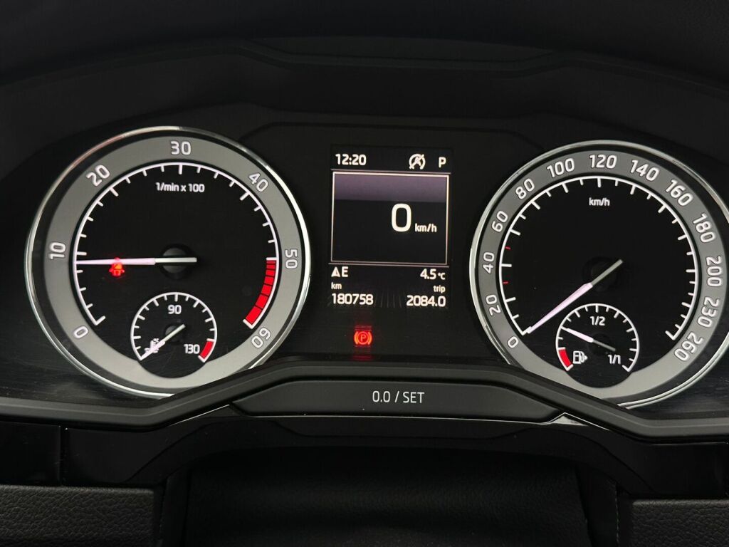 Skoda Superb 2017 Ruskea (beige)