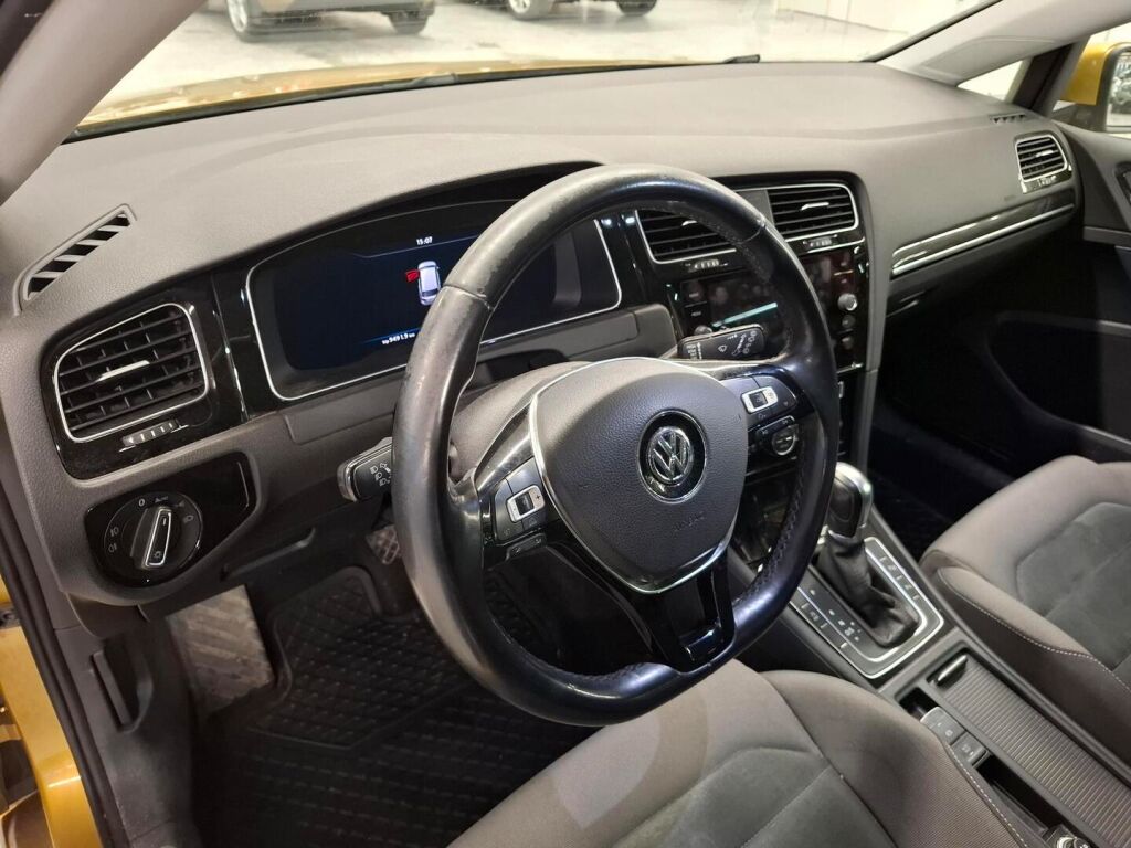 Volkswagen Golf 2018 Keltainen