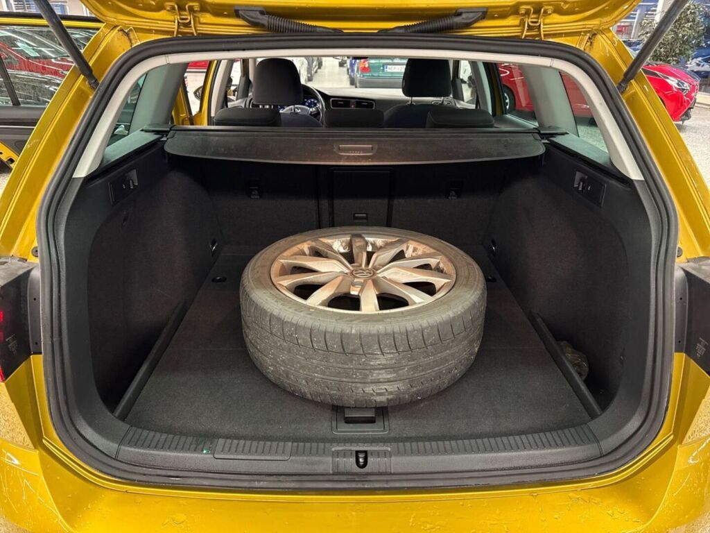Volkswagen Golf 2018 Keltainen