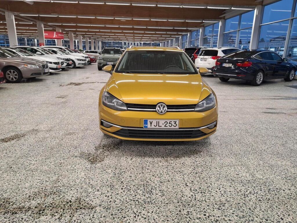 Volkswagen Golf 2018 Keltainen