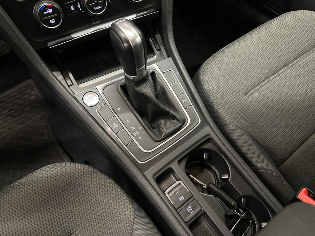 Volkswagen Golf 2017 Musta