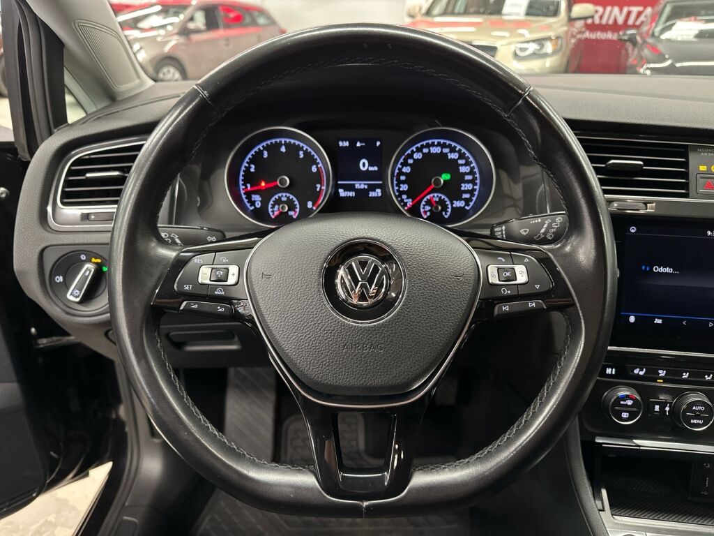 Volkswagen Golf 2017 Musta