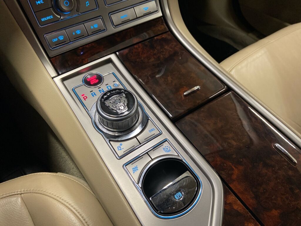 Jaguar XF 2011 Vihreä