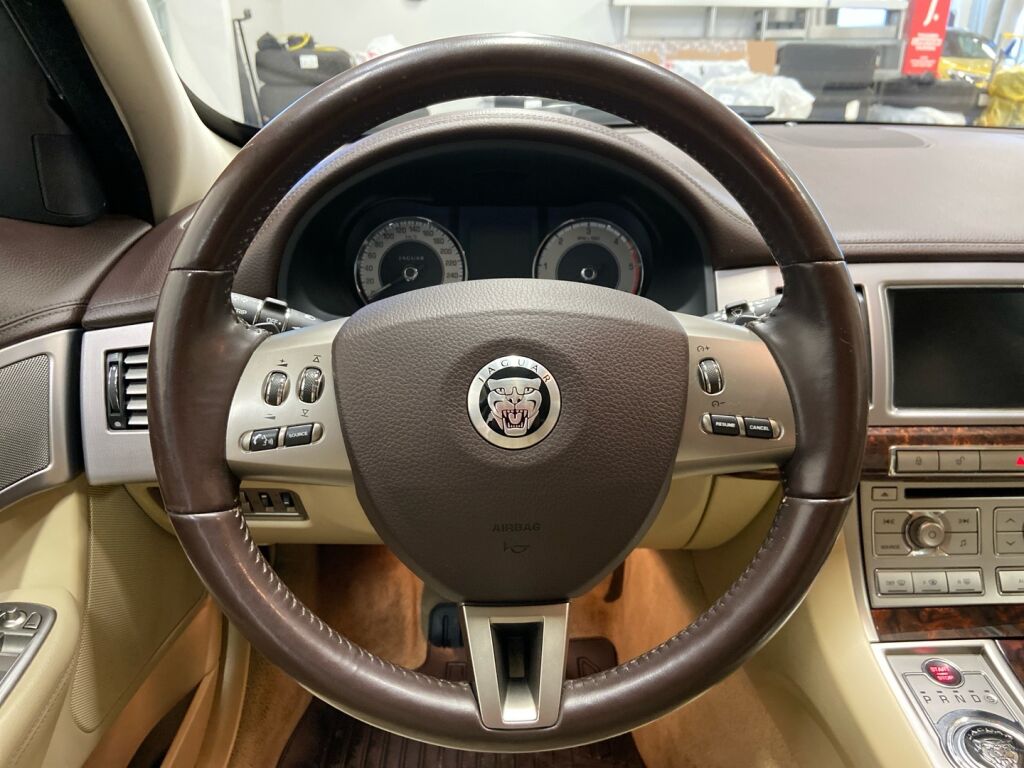 Jaguar XF 2011 Vihreä