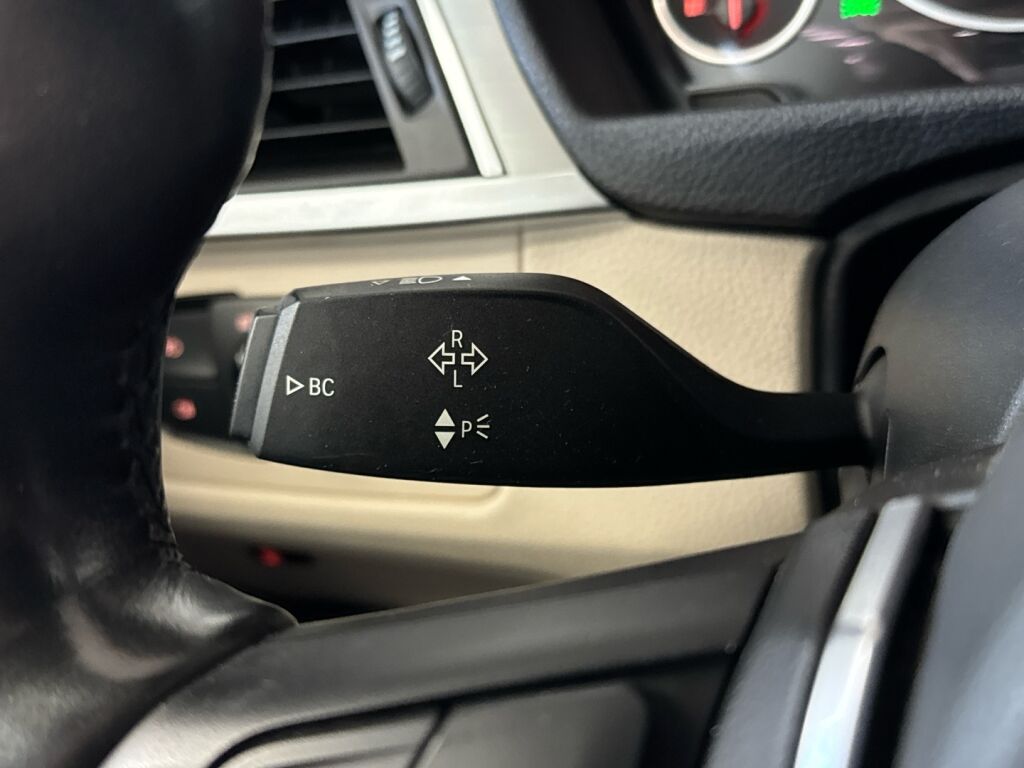 BMW 330 2017 Punainen