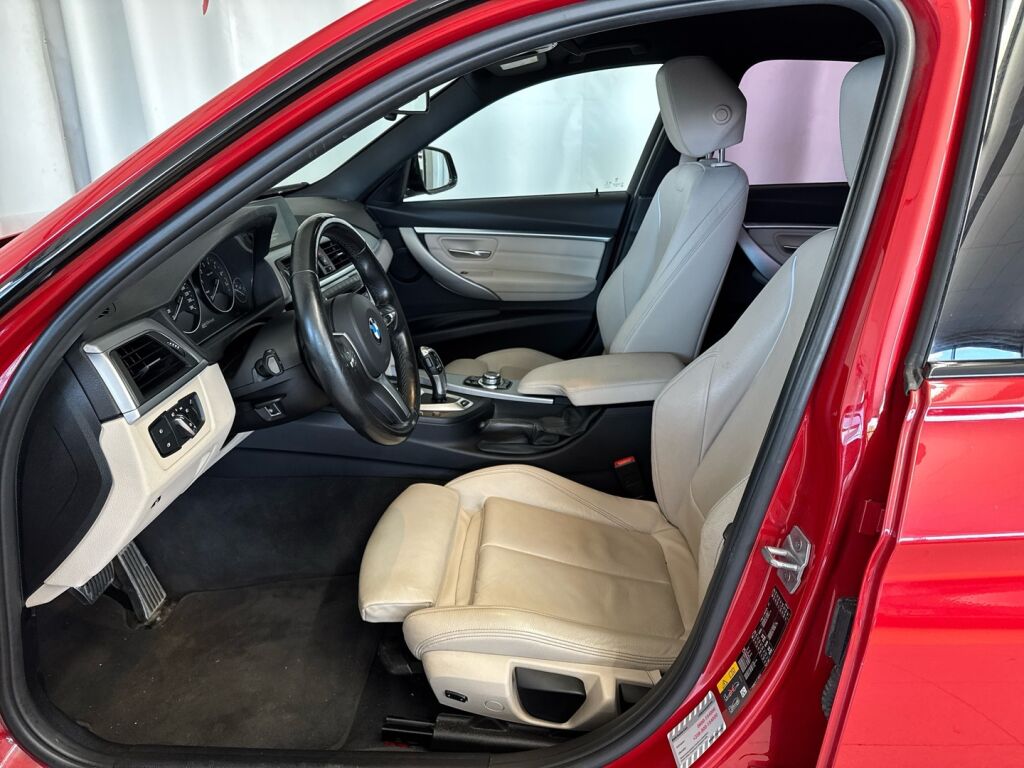 BMW 330 2017 Punainen