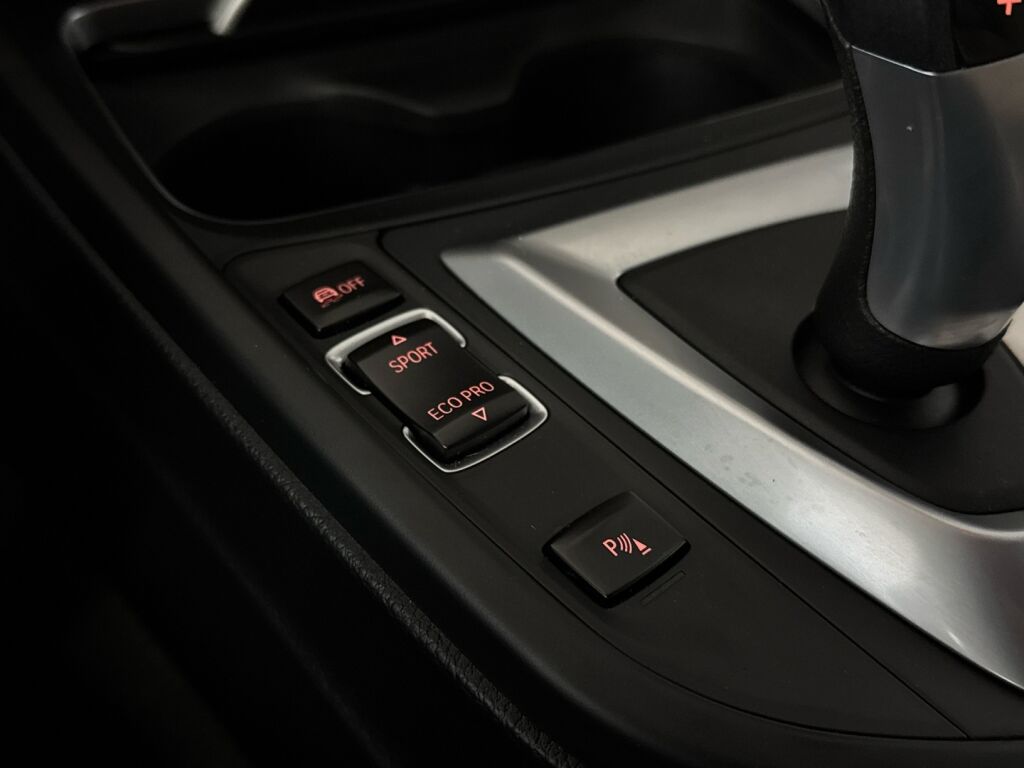 BMW 330 2017 Punainen