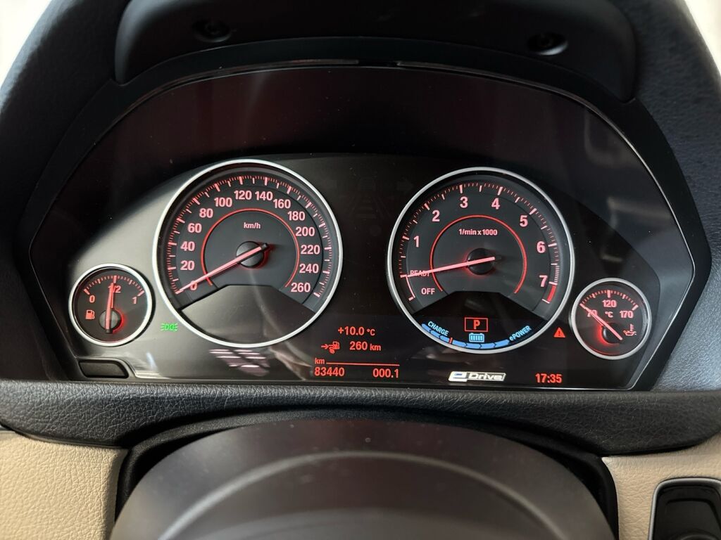 BMW 330 2017 Punainen