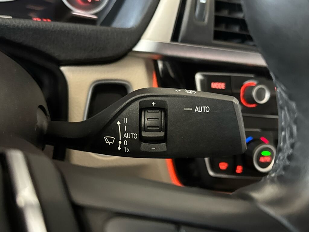 BMW 330 2017 Punainen