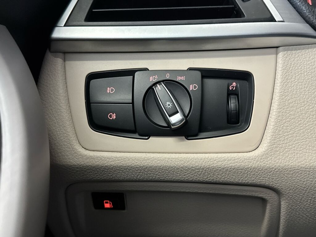 BMW 330 2017 Punainen