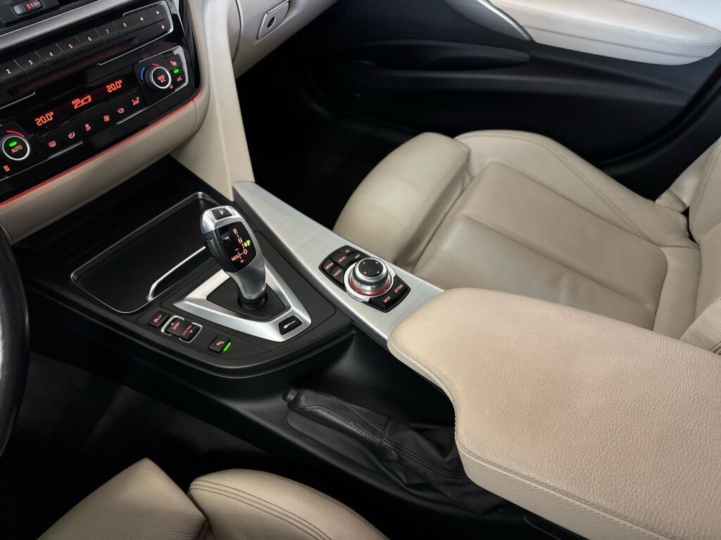 BMW 330 2017 Punainen