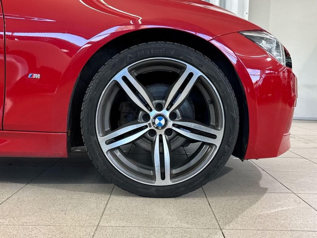 BMW 330 2017 Punainen